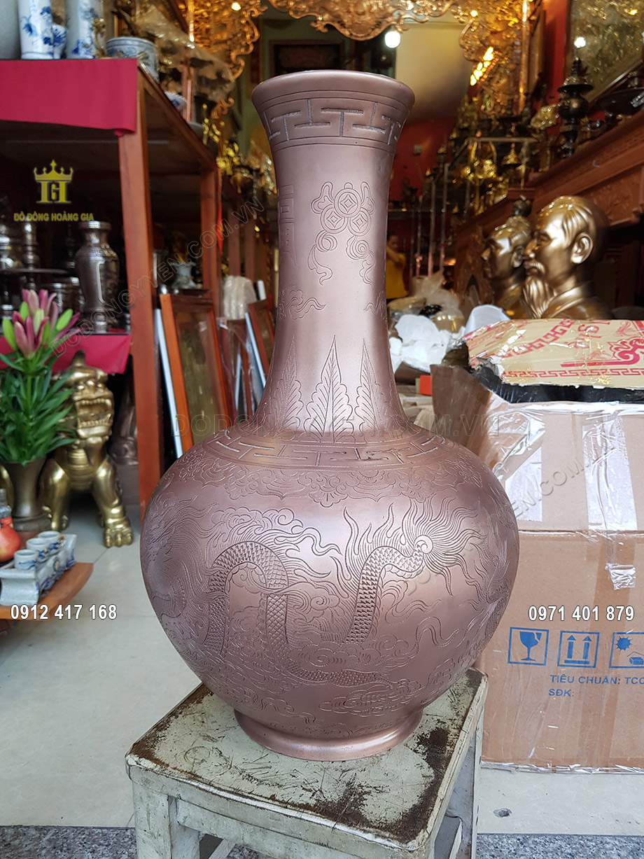 Vật phẩm thường được đặt tr&ecirc;n b&agrave;n thờ gia ti&ecirc;n, d&ugrave;ng để cắm hoa tươi hoặc hoa giả